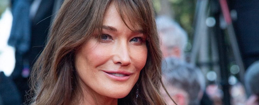 Without makeup Carla Bruni surprises her fans with a flamboyant