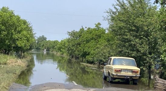 civilians trapped between flooding and gunfire