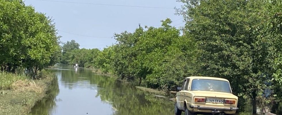 civilians trapped between flooding and gunfire