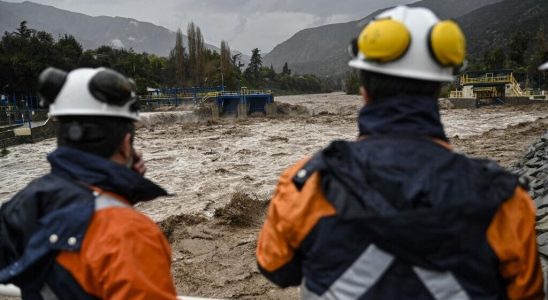 floods lead to water cuts in the Santiago region