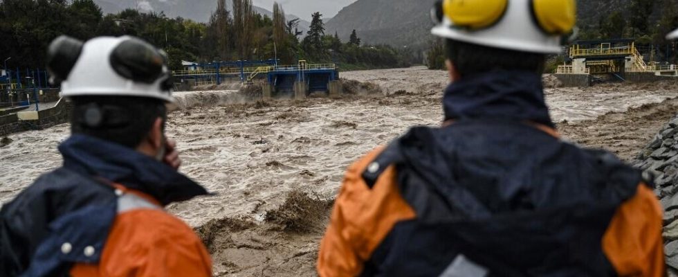 floods lead to water cuts in the Santiago region