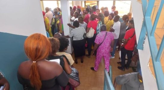 in Libreville the very large crowd in the registration centers