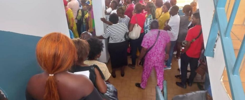 in Libreville the very large crowd in the registration centers