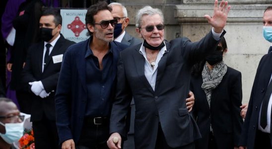 Alain Delon victim of moral harassment A preliminary investigation opened