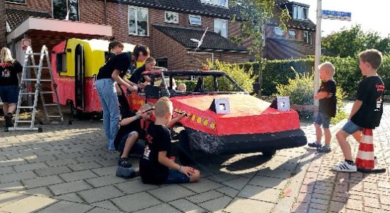 Builders are getting ready for flower parade Bassie and Adriaan