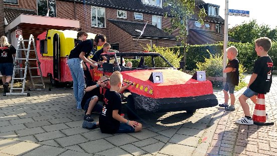 Builders are getting ready for flower parade Bassie and Adriaan