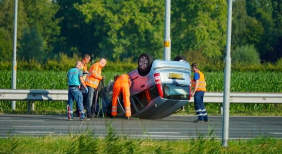 Car flips over on A27 long traffic jam at Lunetten