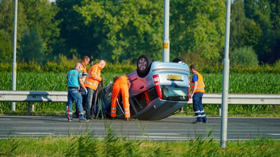 Car flips over on A27 long traffic jam at Lunetten