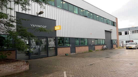 Disappointed customers for closed door service point VanMoof in Utrecht