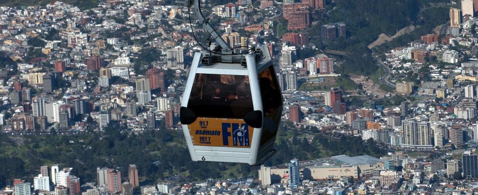 Dozens stuck in cable car in Ecuador for hours