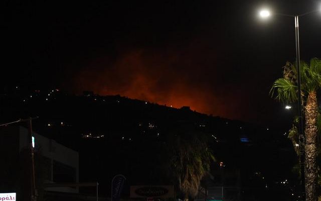 Forest fires threaten settlements in Greece