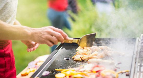 How to effortlessly clean your dirty griddle this restaurant technique