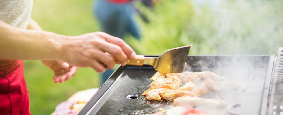 How to effortlessly clean your dirty griddle this restaurant technique