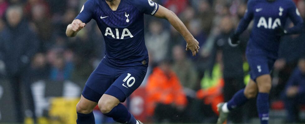 Kane fully committed to Tottenham says manager