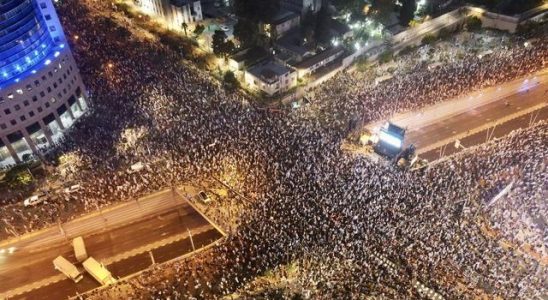 Protests in Israel continue Hundreds of thousands of people took