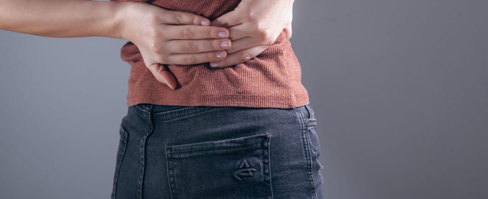 Pyelonephritis signs cause because of cystitis