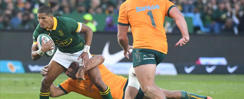 South Africa thrash Australia in opening match