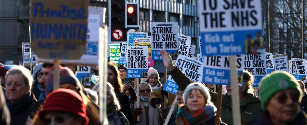 Strikes in the United Kingdom a health system in crisis