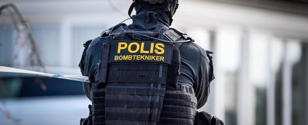 The bomb disposal unit investigates objects in Norrkoping