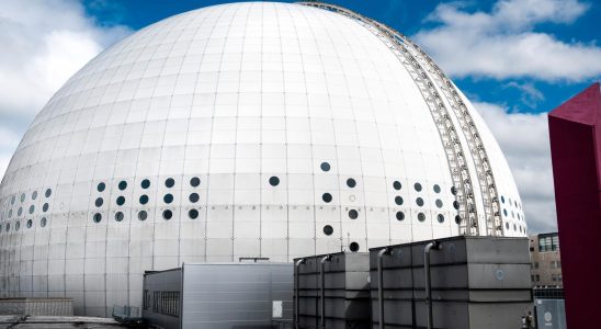 The gondola stopped on the roof of the Globe