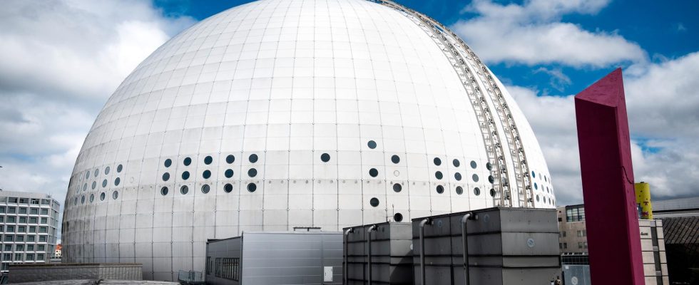 The gondola stopped on the roof of the Globe