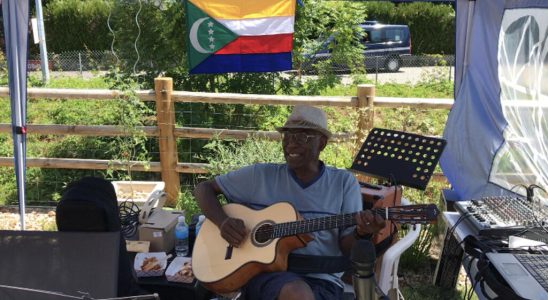 Tour de France Ben the Comorian guitarist of the Grande