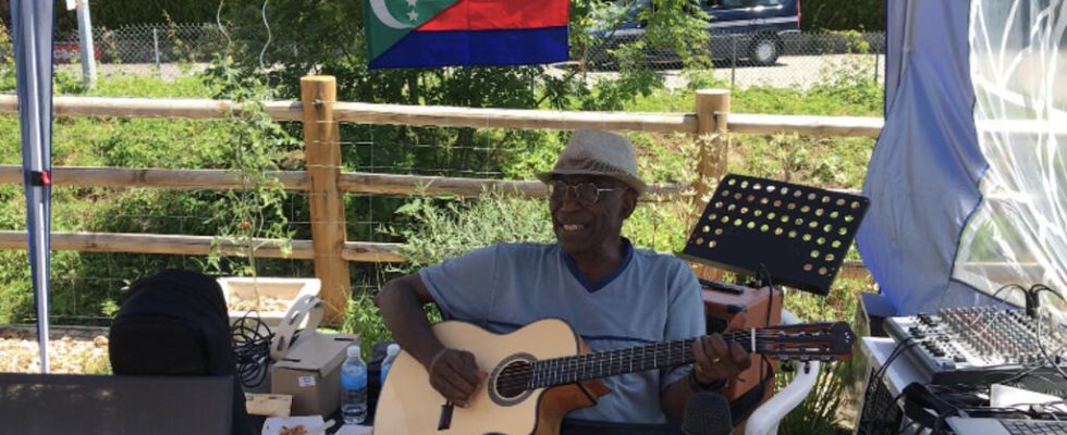 Tour de France Ben the Comorian guitarist of the Grande