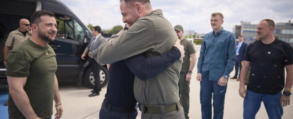 Ukraine Zelensky returns from Turkiye with members of the Azov