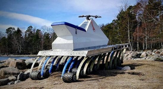 Weird but effective electric ATV with 18 wheel drive Video