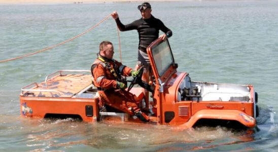 1987 Land Cruiser turned into an underwater drivable electric