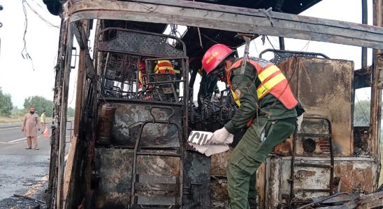 At least 18 dead in bus accident in Pakistan