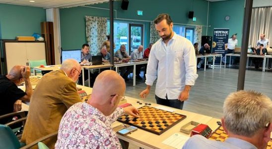 Checkers on 30 boards at the same time Martijn practices