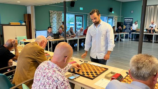 Checkers on 30 boards at the same time Martijn practices