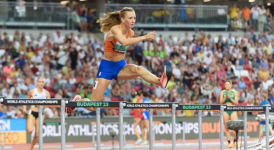 Femke Bol with ease to the final 400 meters hurdles