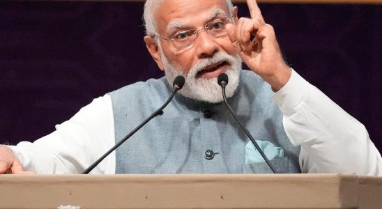 Indias Modi survives no confidence vote