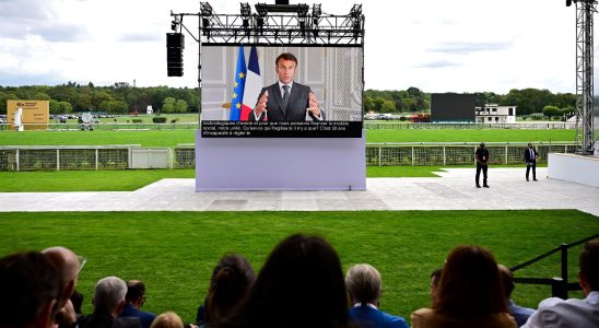 Macron in front of the bosses I need you