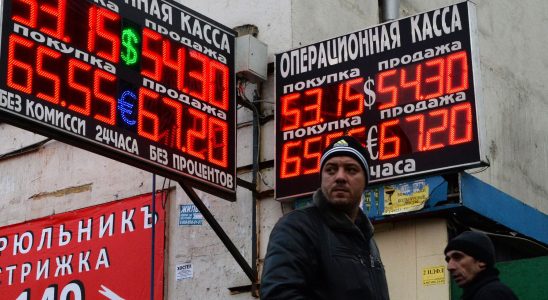 Russia Western sanctions weigh heavily on the economy