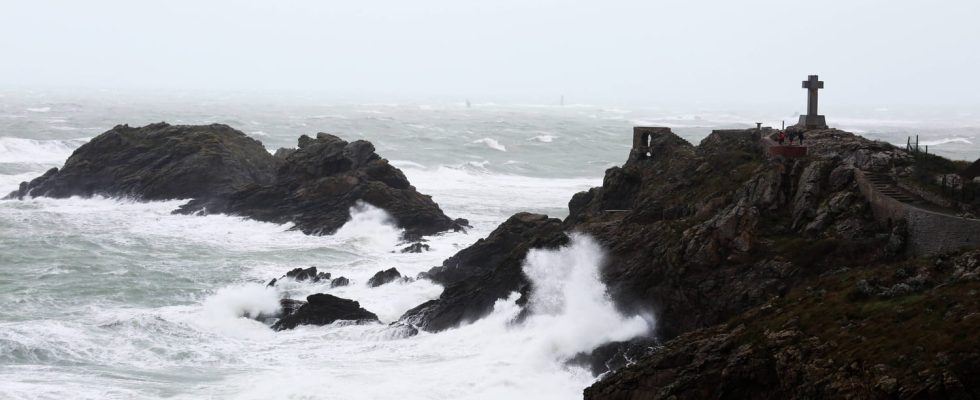 Storm Patricia a dead man and a child between life