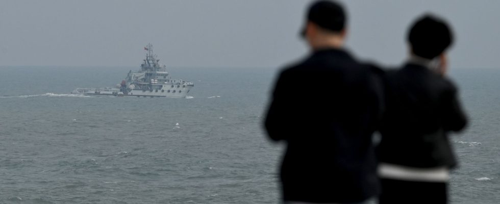 Taiwan China launches warning military maneuvers around the island