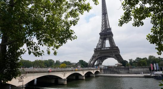 The Eiffel Tower was evacuated after a bomb threat