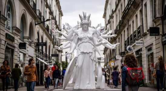 Trip to Nantes moving statues invade the city