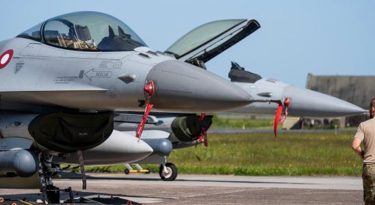 US begins training Ukrainian F 16 pilots