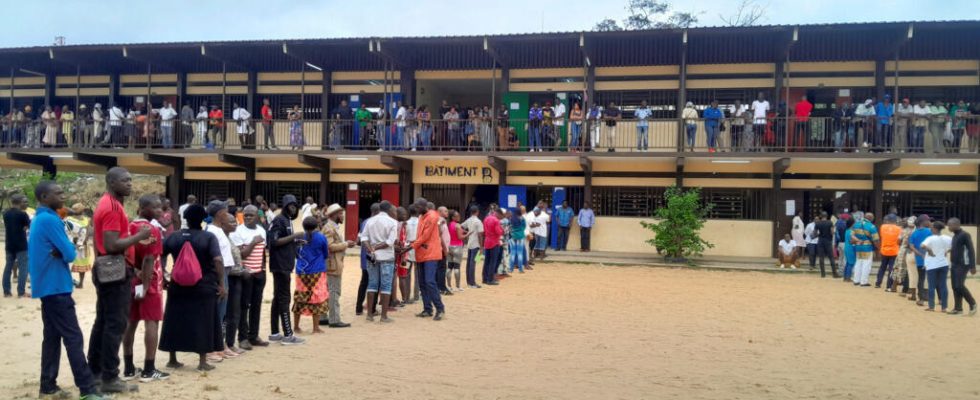 the start of the vote disrupted by numerous delays in