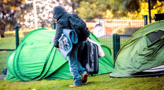 Belgium suspends the reception of single men to favor families