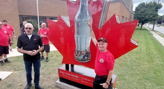 Coca Cola Canada Bottling employees create sculpture for community to enjoy