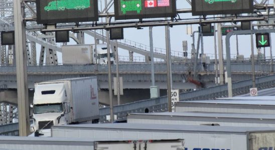 Crackdown continues on trucks cutting lines at Blue Water Bridge