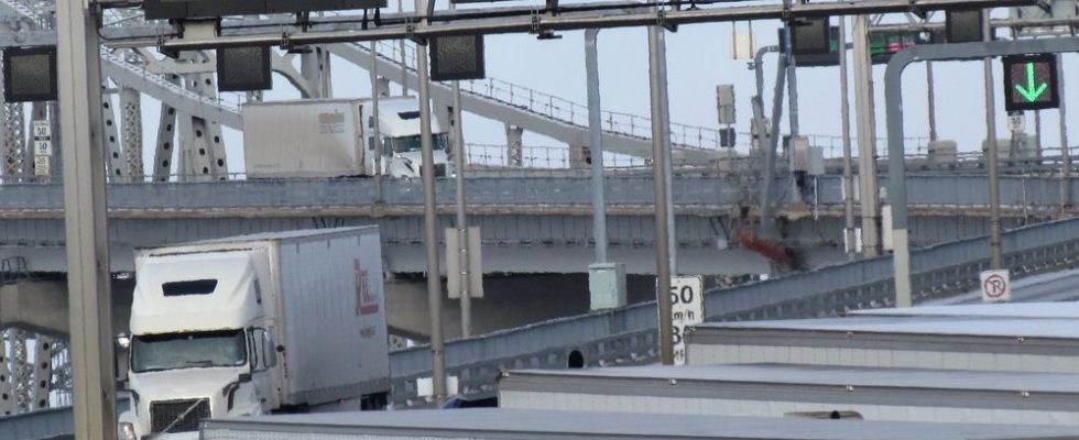 Crackdown continues on trucks cutting lines at Blue Water Bridge