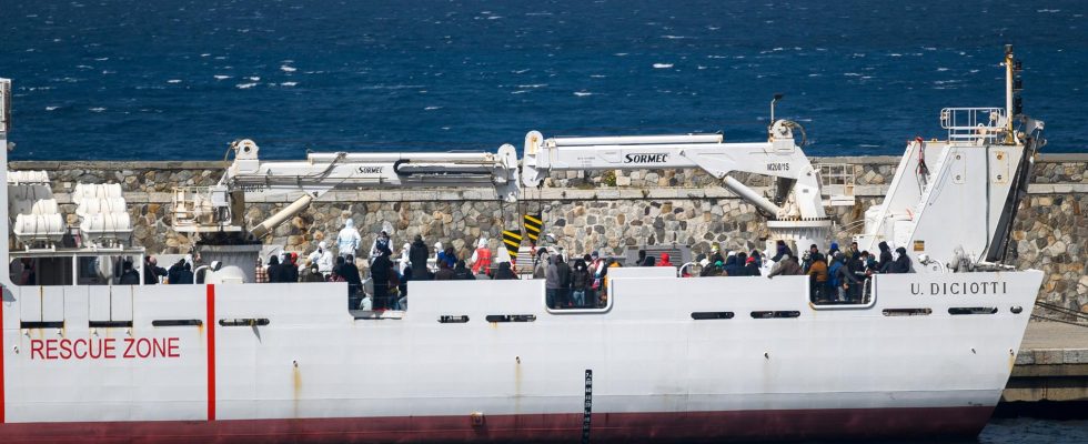 Difficult conditions for new arrivals on Lampedusa