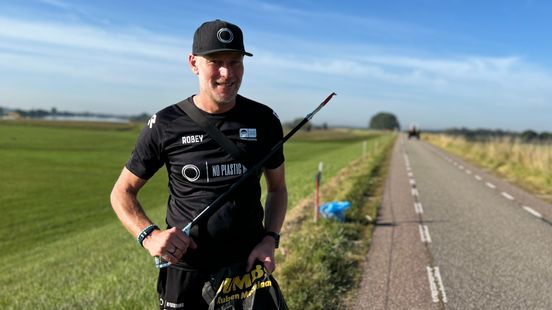 Erik is walking the entire Lekdijk today to clean up