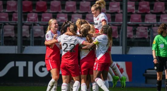 FC Utrecht women perform stunts on return to the Premier